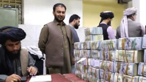 بانک مرکزی زیر اداره طالبان ۱۵ میلیون دالر را لیلام میکند