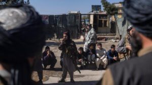 غزنی: طالبان پنج تن به شمول یک زن را در محضر عام شلاق زدند