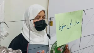 برخی مردان به اعتراض‌های زنان می‌خندند