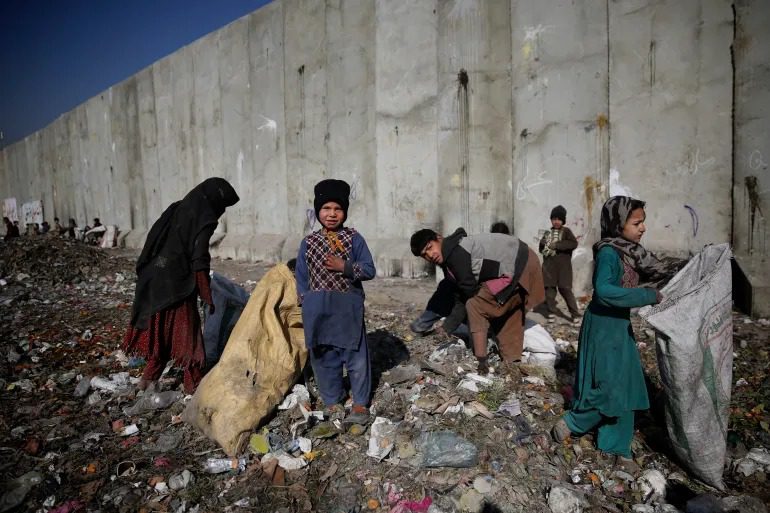 دیپلماتیک اینسایت: محدودیت‌ها و بحران اقتصادی مردم افغانستان را تحت فشار قرار داده است