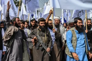طالبان از کارمندان ادارههای دولتی تعهد گرفتند تا مطابق دستورالعملهای این گروه رفتار کنند