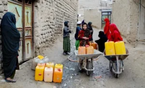 یوناما: دختران و زنان افغانستان بیشترین بار بحران آب را تحمل میکنند