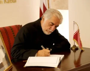 عبدالله عبدالله دفتر یادبود امیر پیشین قطر را در کابل امضا کرد