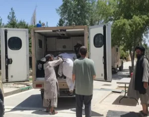 پنج کشته و ۱۶ زخمی در پی برخورد بس مسافربری با موتر باربری در هلمند