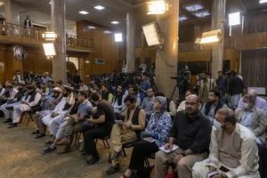 مرکز خبرنگاران: طالبان در یک سال گذشته بیش از ۱۰۰ مورد آزادی رسانهها را نقض کردهاند